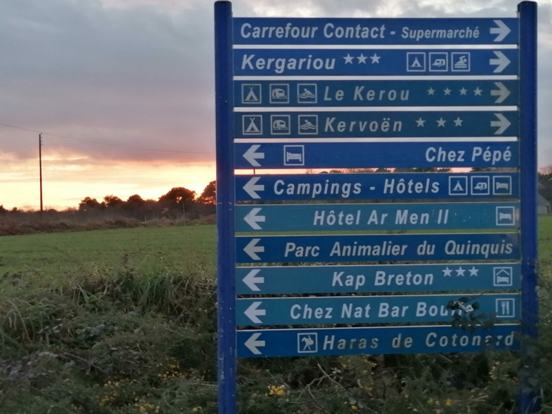 New : signalétique Kap Breton dans la station balnéaire du Pouldu